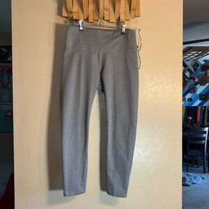 Fabletics Light Gray Leggings EUC. Have one interior waistband front pocket. Siz